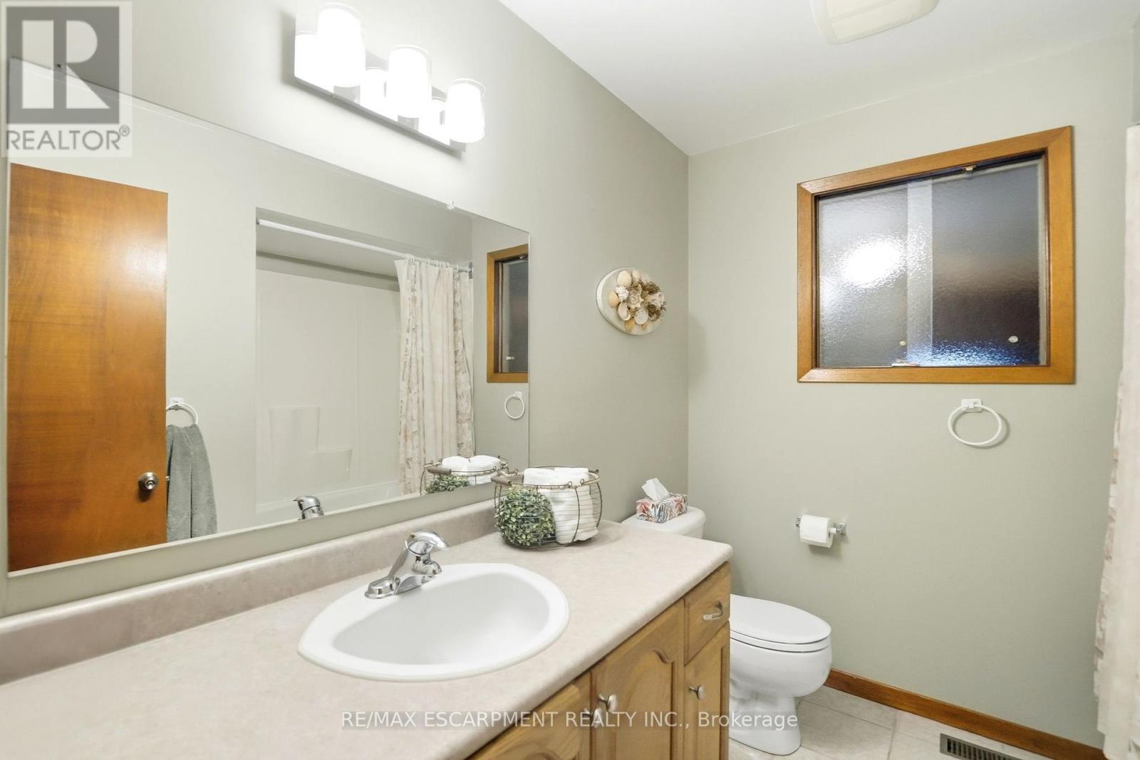 12 Geddes Street, Grimsby, Ontario  L3M 1J4 - Photo 16 - X12455017