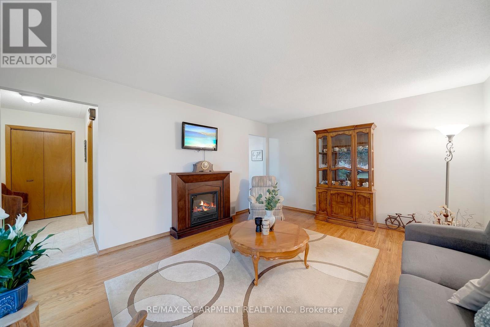 12 Geddes Street, Grimsby, Ontario  L3M 1J4 - Photo 5 - X12455017