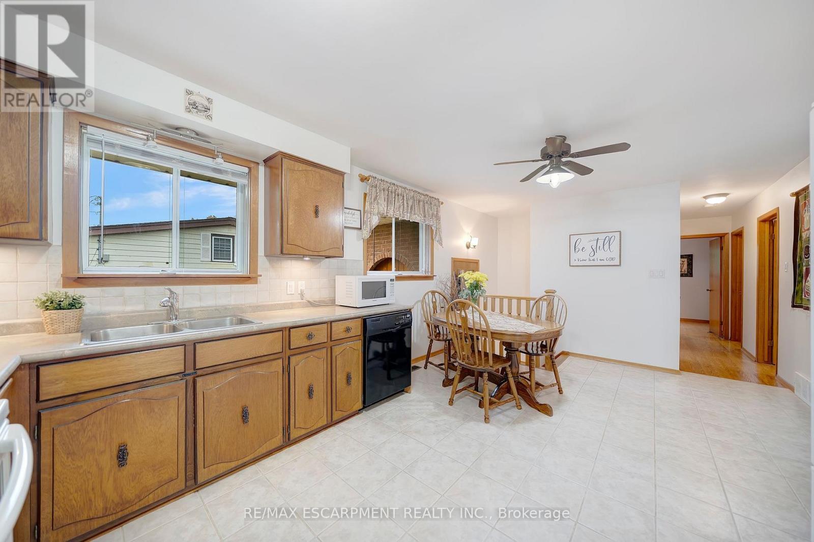 12 Geddes Street, Grimsby, Ontario  L3M 1J4 - Photo 8 - X12455017