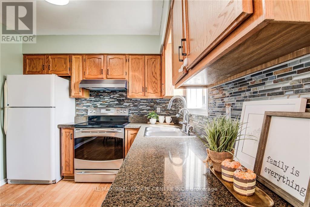633 Grange Crescent, Waterloo, Ontario  N2T 2L9 - Photo 7 - X12455033