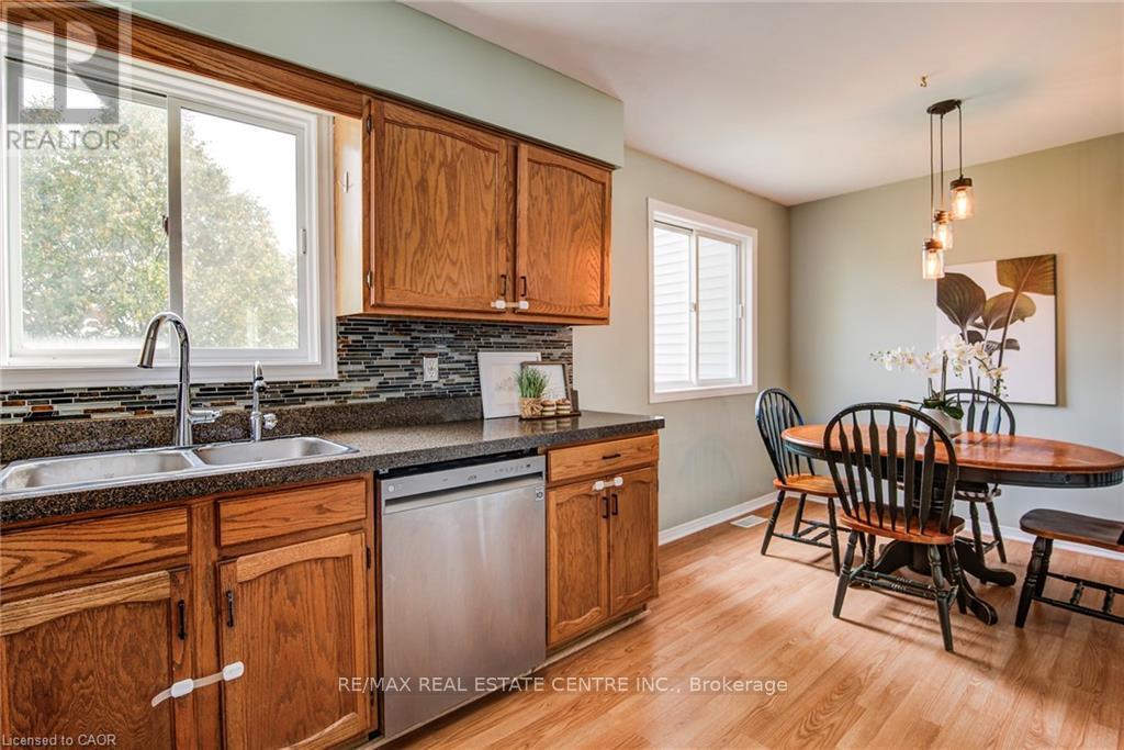 633 Grange Crescent, Waterloo, Ontario  N2T 2L9 - Photo 9 - X12455033