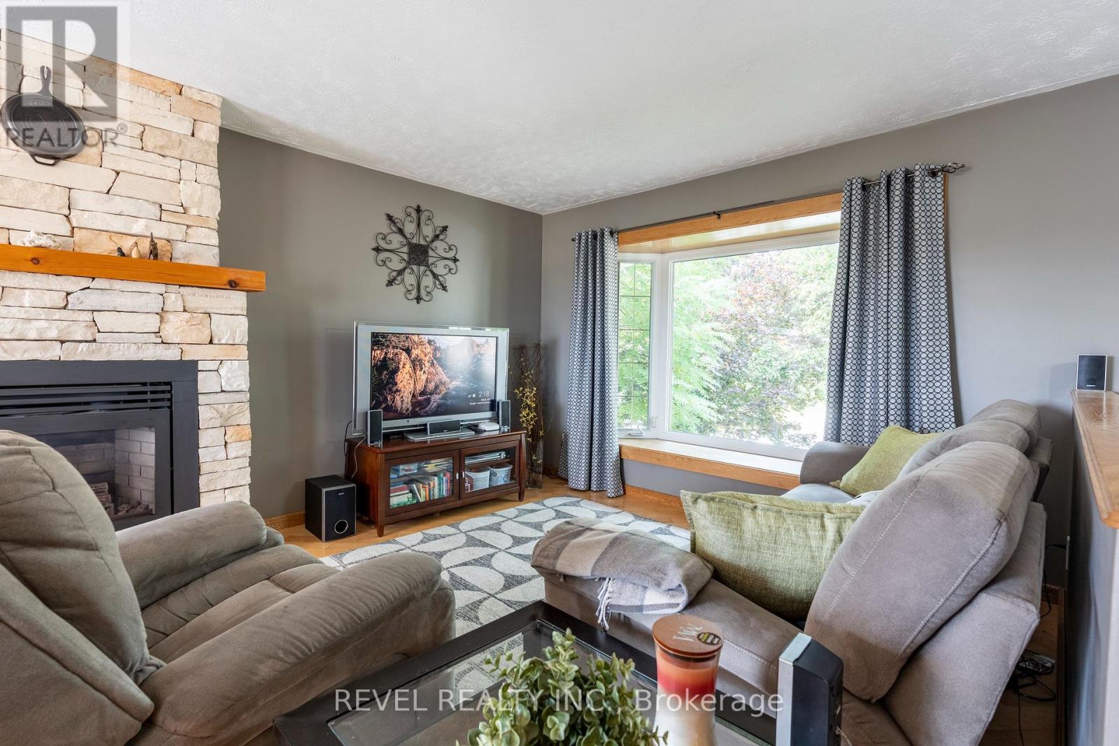 29 Armstrong Crescent, Grey Highlands, Ontario  N0C 1H0 - Photo 4 - X12455059