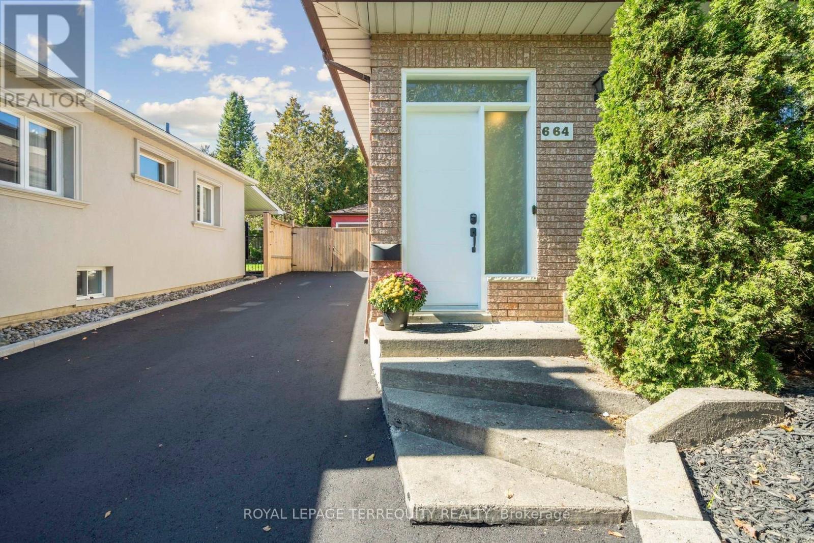 664 SCARLETT AVENUE, Toronto, Ontario