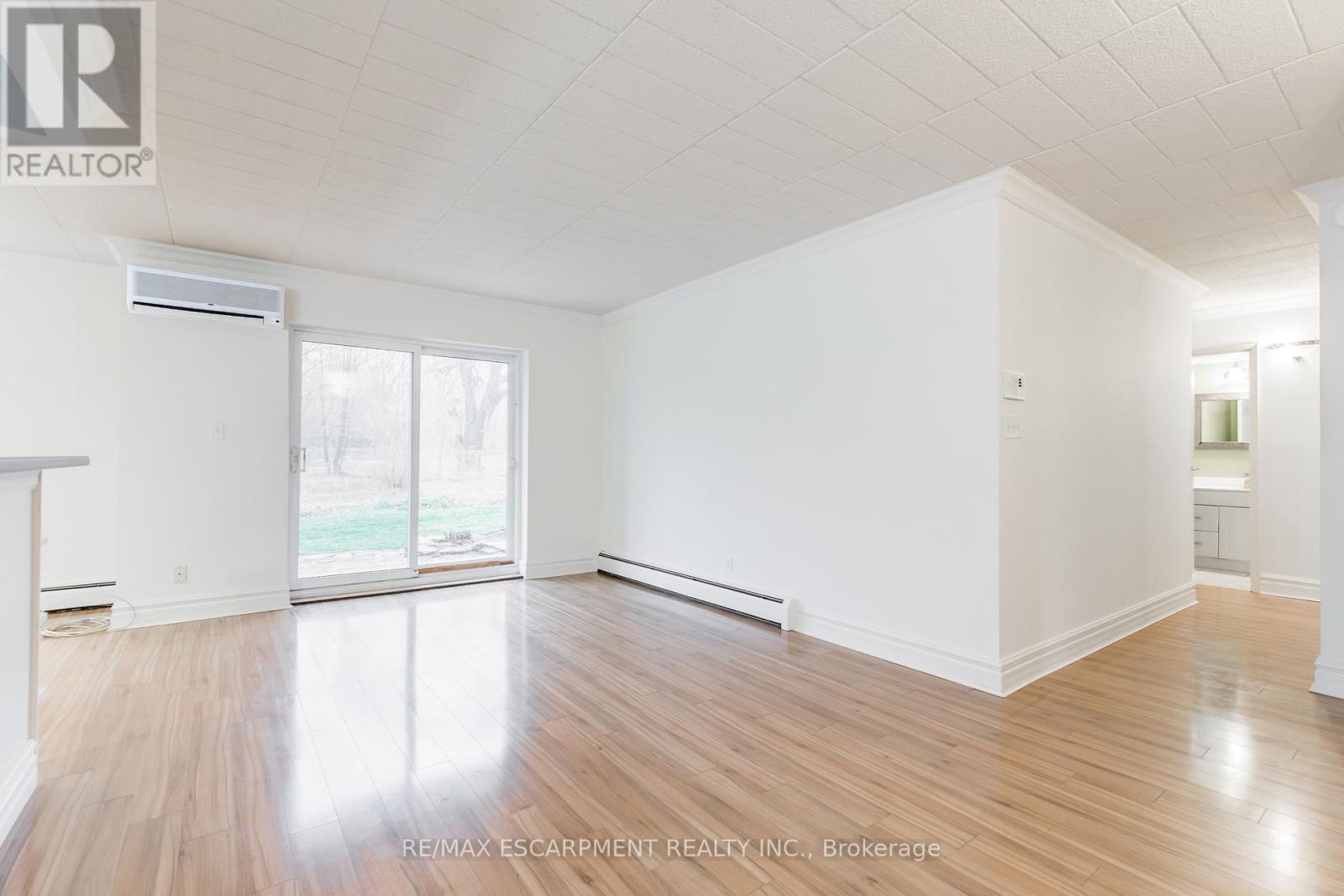 110 - 20 John Street, Grimsby, Ontario  L3M 1X5 - Photo 6 - X12451790