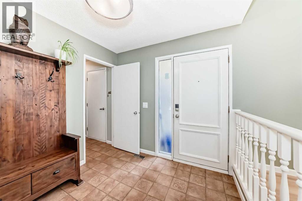 28 Woodfield Court Sw, Calgary, Alberta  T2W 3W5 - Photo 3 - A2260211