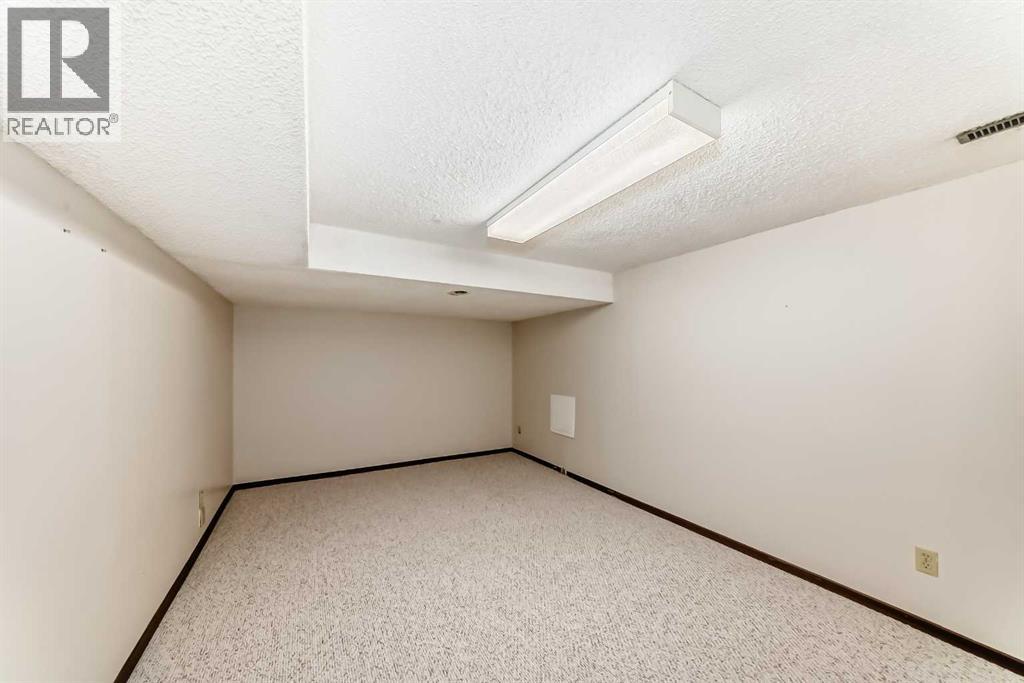 28 Woodfield Court Sw, Calgary, Alberta  T2W 3W5 - Photo 35 - A2260211