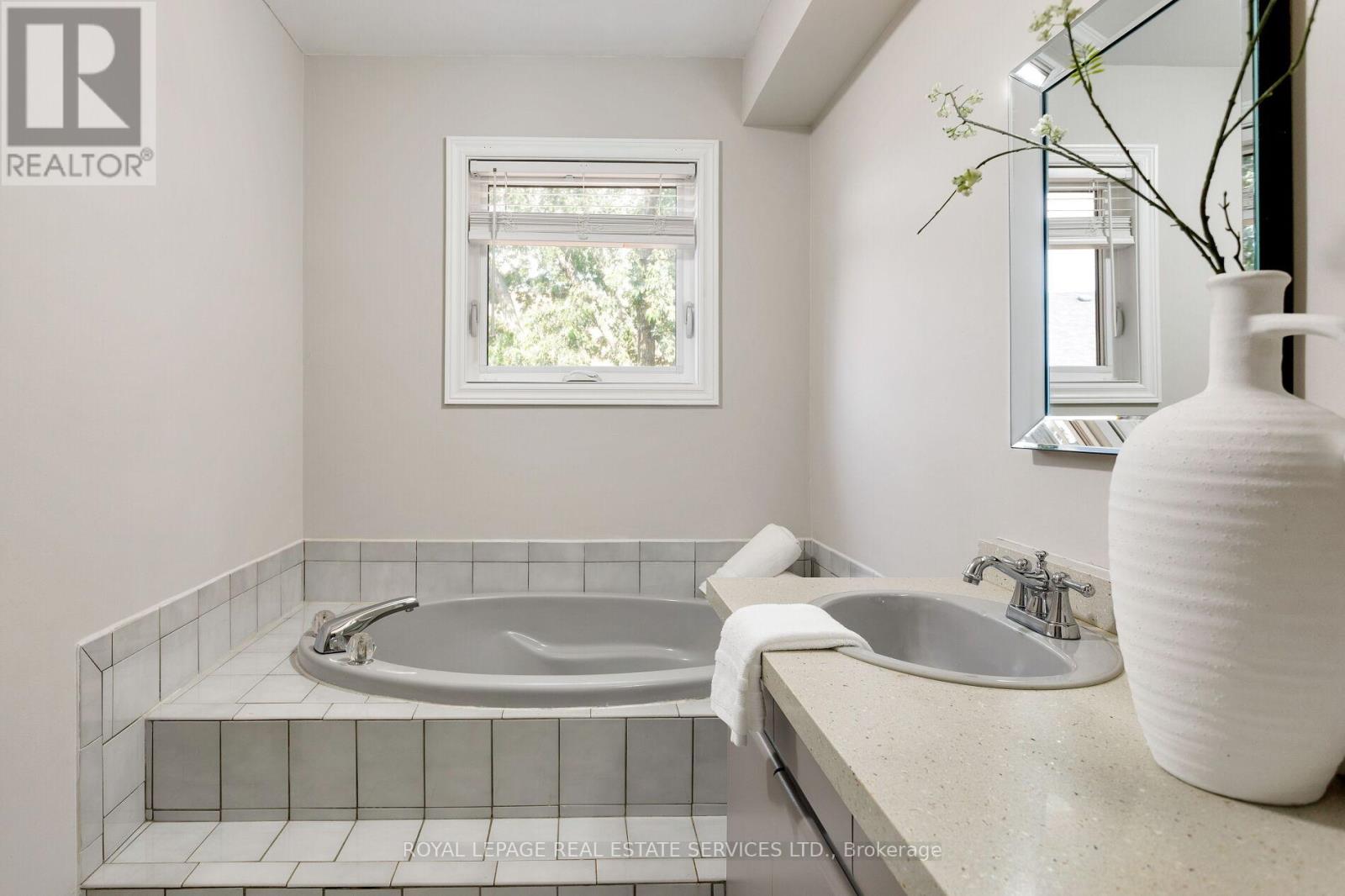 7 - 2006 Glenada Crescent, Oakville (Wc Wedgewood Creek), Ontario  L6H 5R9 - Photo 28 - W12455148