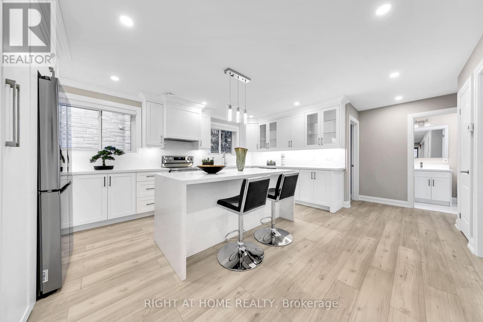 422 Maple Leaf Drive, Toronto, Ontario  M6L 1P7 - Photo 10 - W12455169