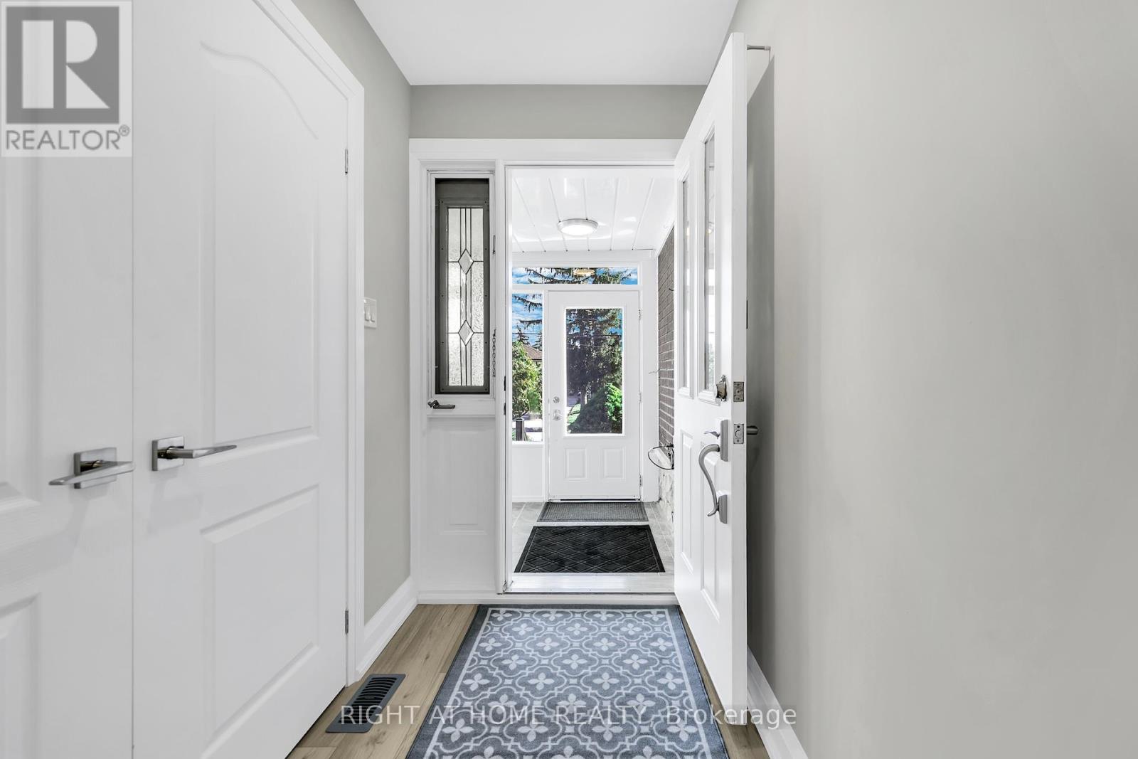 422 Maple Leaf Drive, Toronto, Ontario  M6L 1P7 - Photo 12 - W12455169