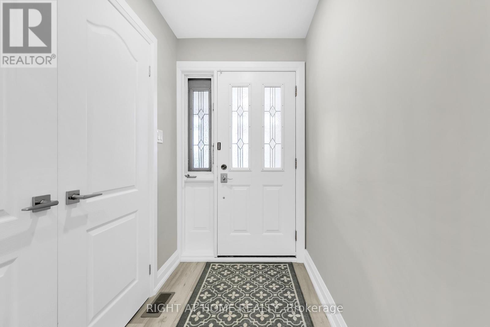 422 Maple Leaf Drive, Toronto, Ontario  M6L 1P7 - Photo 13 - W12455169