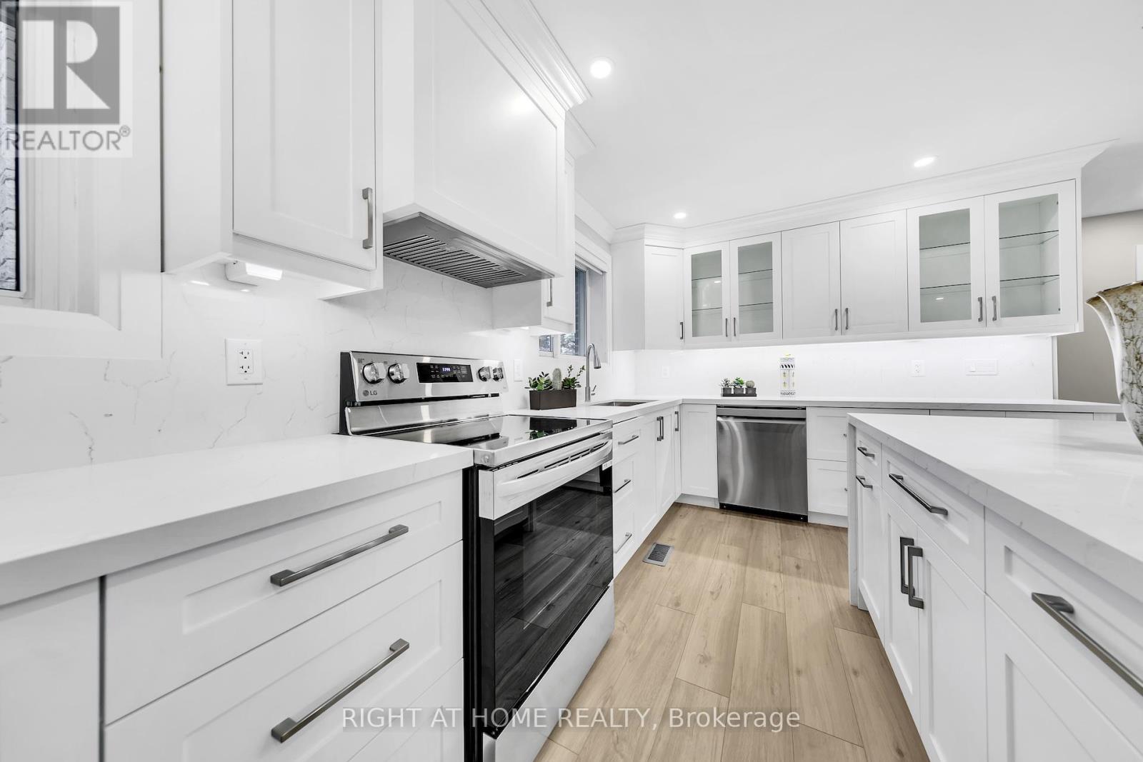 422 Maple Leaf Drive, Toronto, Ontario  M6L 1P7 - Photo 19 - W12455169