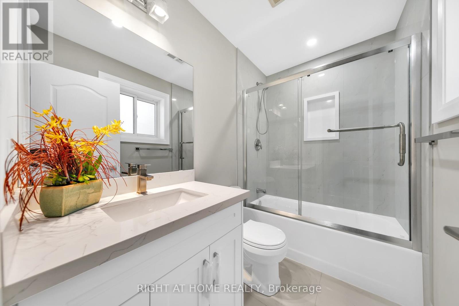 422 Maple Leaf Drive, Toronto, Ontario  M6L 1P7 - Photo 20 - W12455169