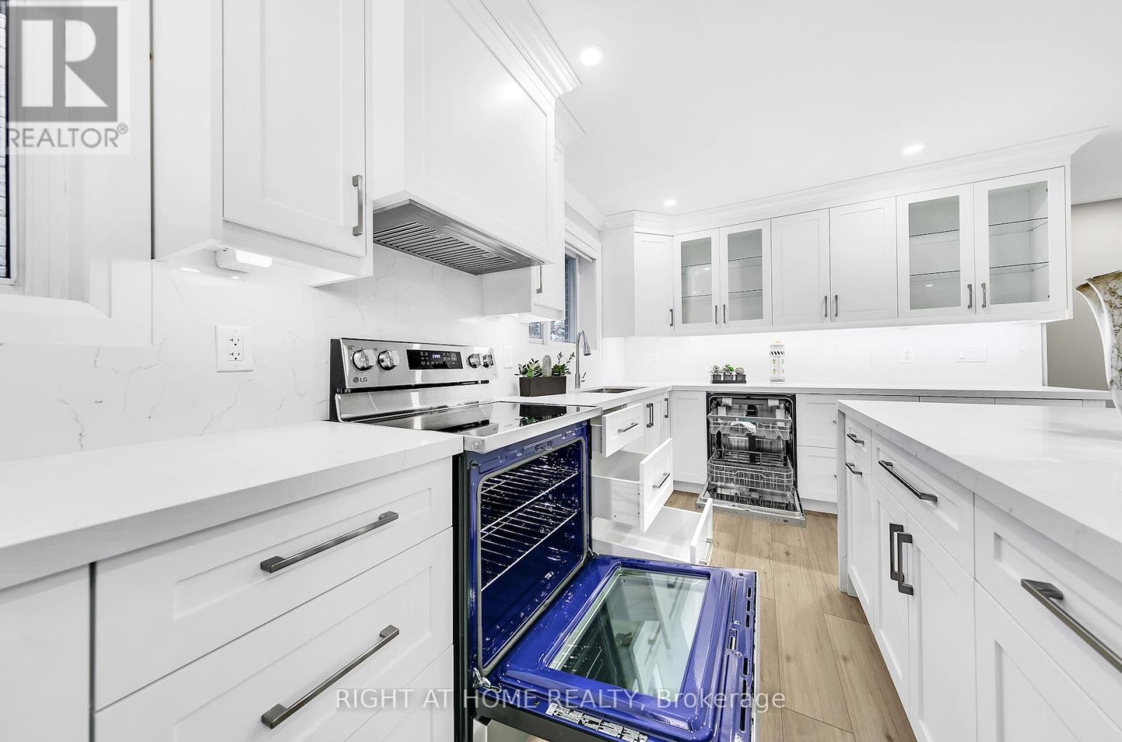 422 Maple Leaf Drive, Toronto, Ontario  M6L 1P7 - Photo 21 - W12455169