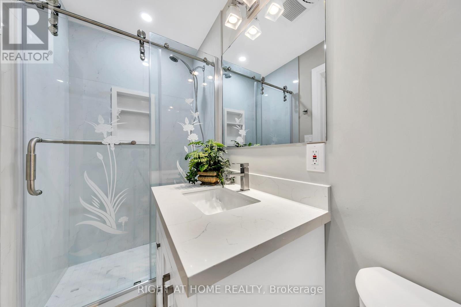 422 Maple Leaf Drive, Toronto, Ontario  M6L 1P7 - Photo 29 - W12455169