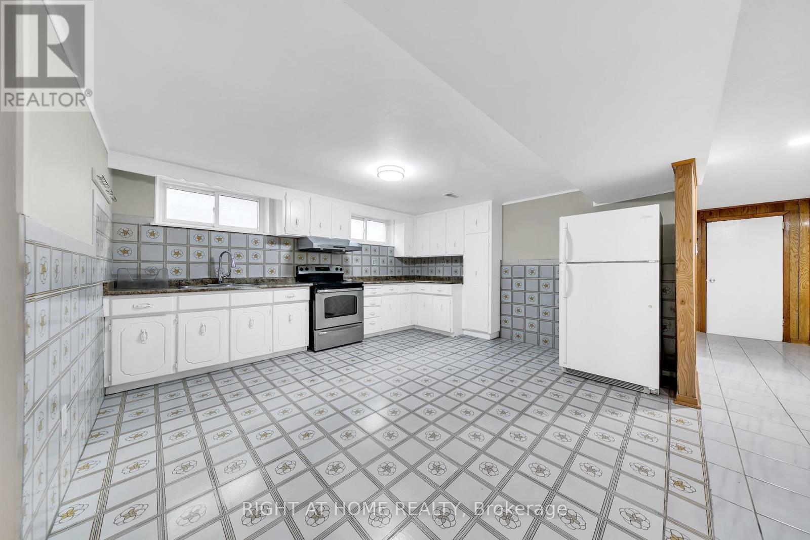 422 Maple Leaf Drive, Toronto, Ontario  M6L 1P7 - Photo 34 - W12455169