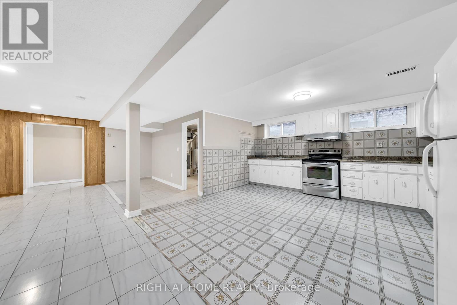 422 Maple Leaf Drive, Toronto, Ontario  M6L 1P7 - Photo 36 - W12455169