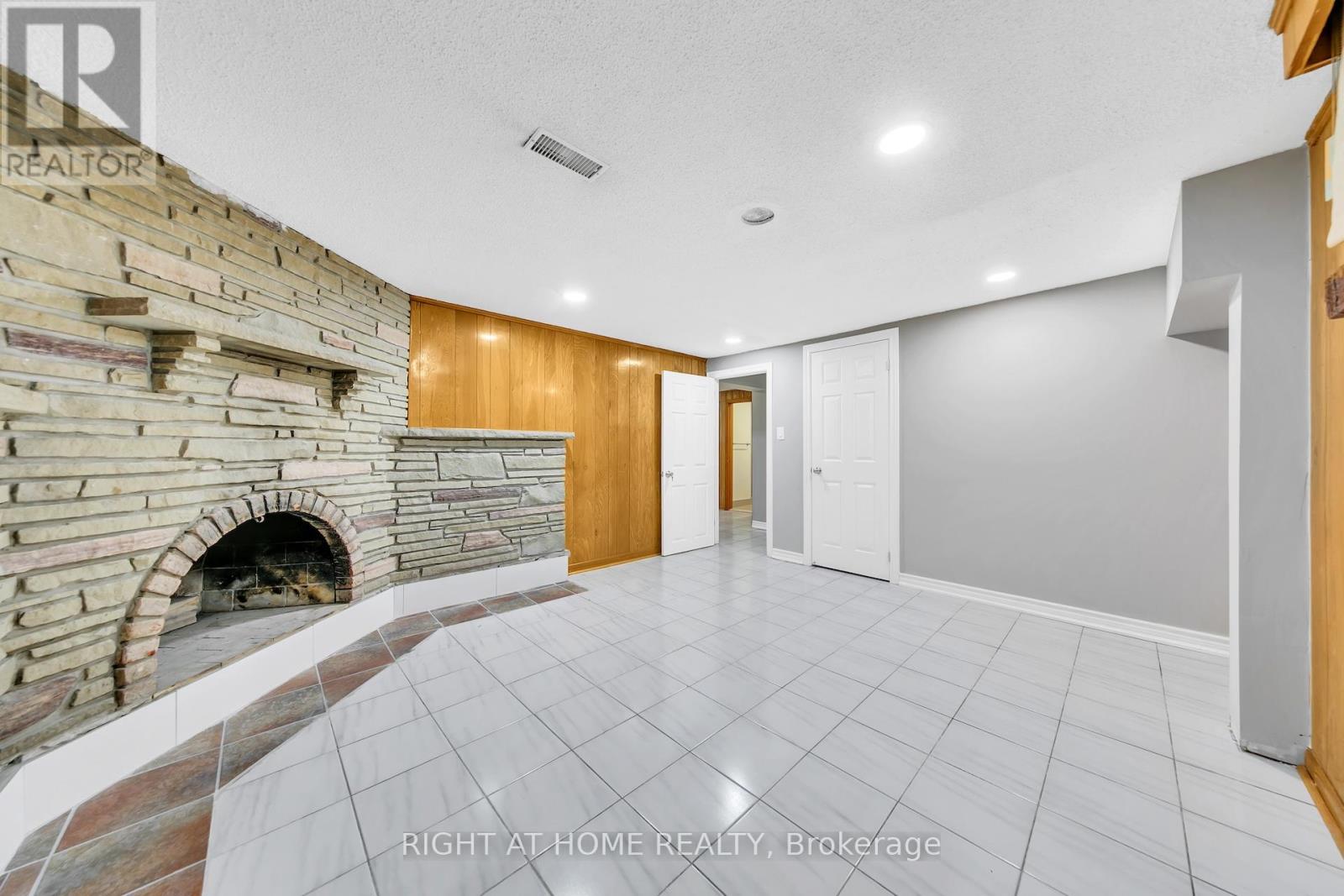 422 Maple Leaf Drive, Toronto, Ontario  M6L 1P7 - Photo 37 - W12455169