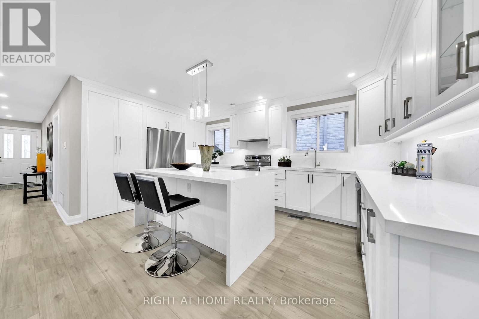 422 Maple Leaf Drive, Toronto, Ontario  M6L 1P7 - Photo 5 - W12455169