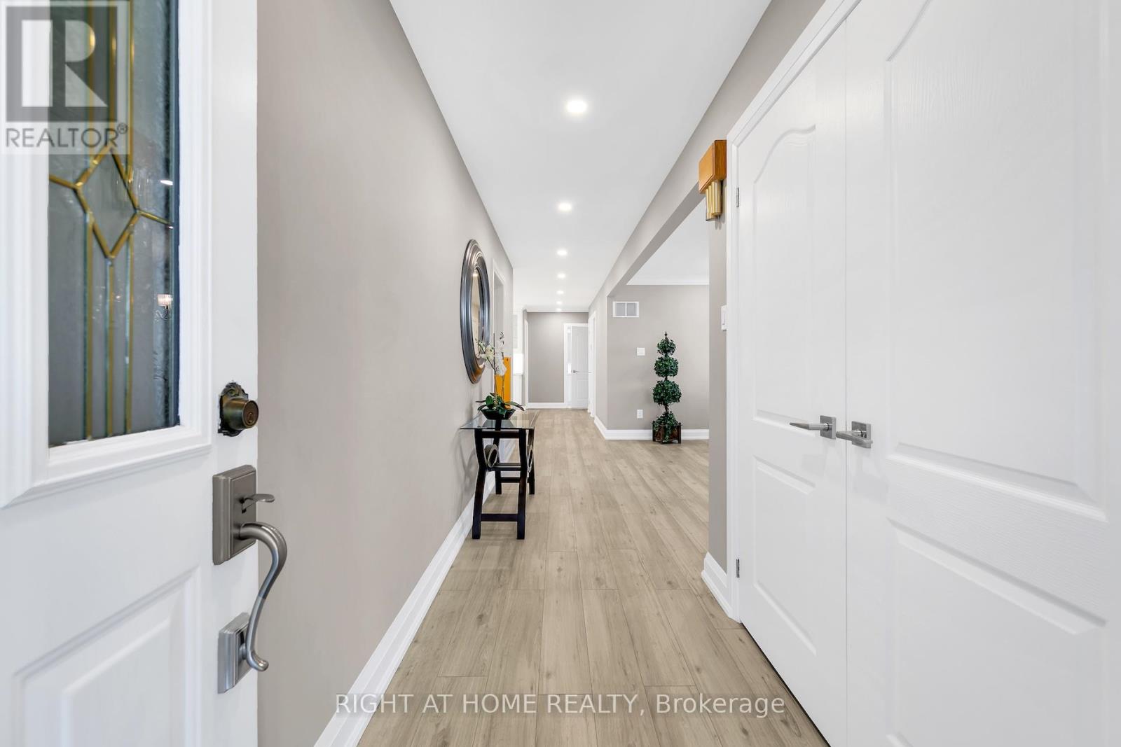 422 Maple Leaf Drive, Toronto, Ontario  M6L 1P7 - Photo 8 - W12455169