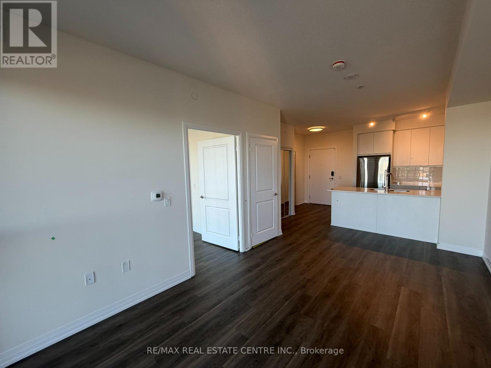 1708 - 15 Watergarden Drive, Mississauga, Ontario  L5R 0H4 - Photo 3 - W12455189