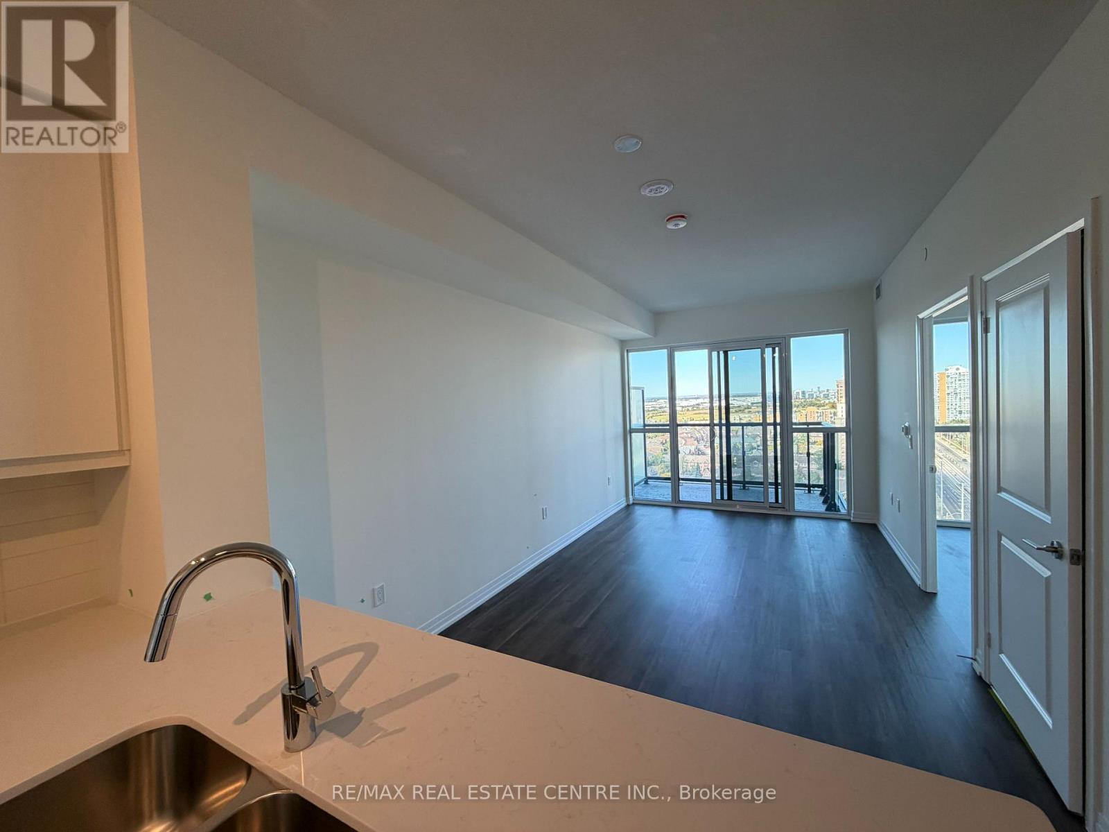 1708 - 15 Watergarden Drive, Mississauga, Ontario  L5R 0H4 - Photo 4 - W12455189