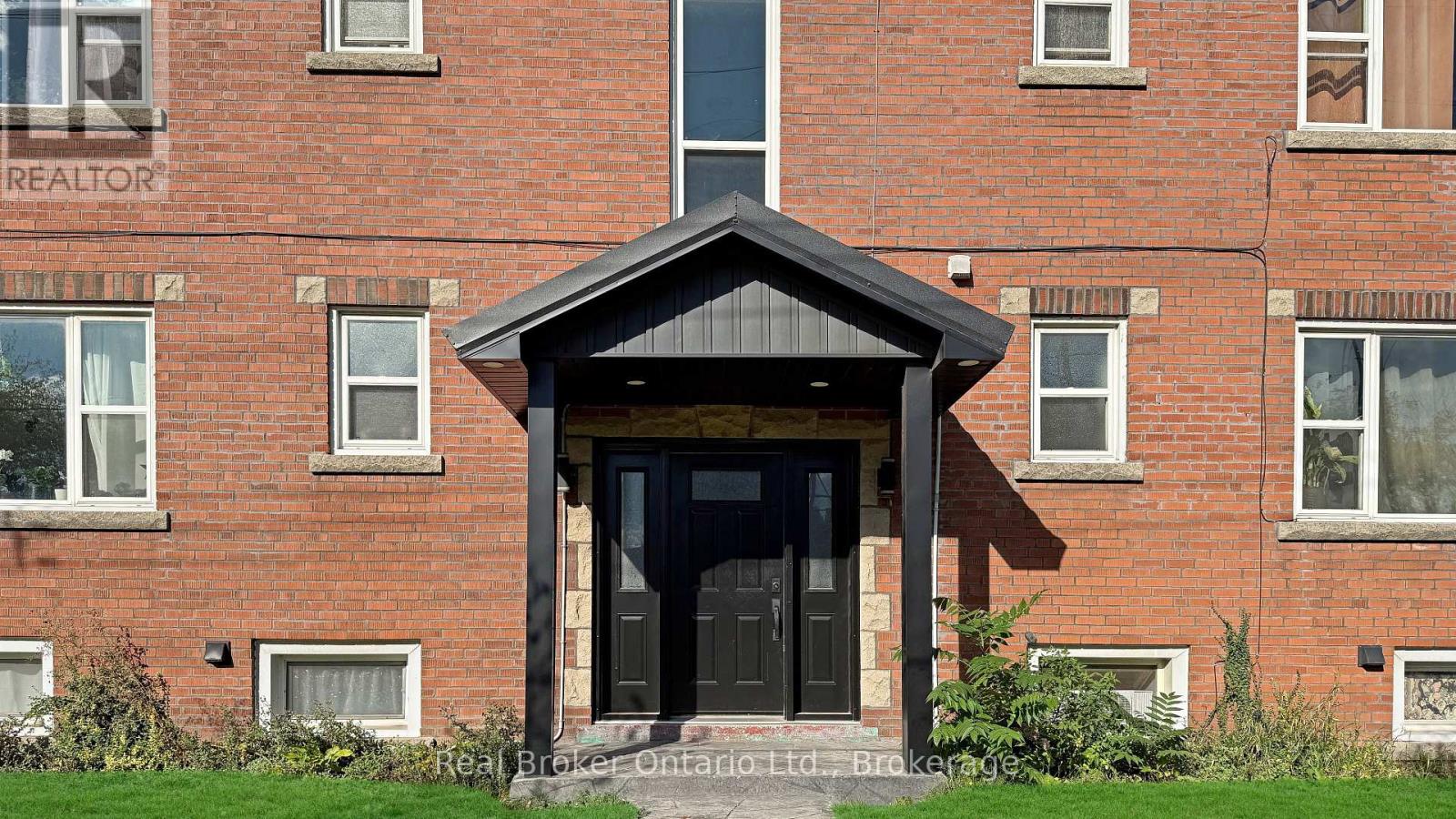 309 Strathearne Avenue, Hamilton, Ontario  L8H 5K8 - Photo 5 - X12455239