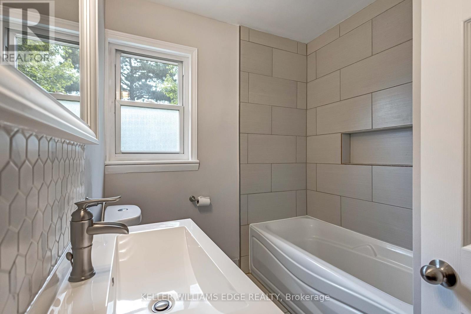 Upper Level - 44 West 4th Street, Hamilton, Ontario  L9C 3M4 - Photo 15 - X12455072