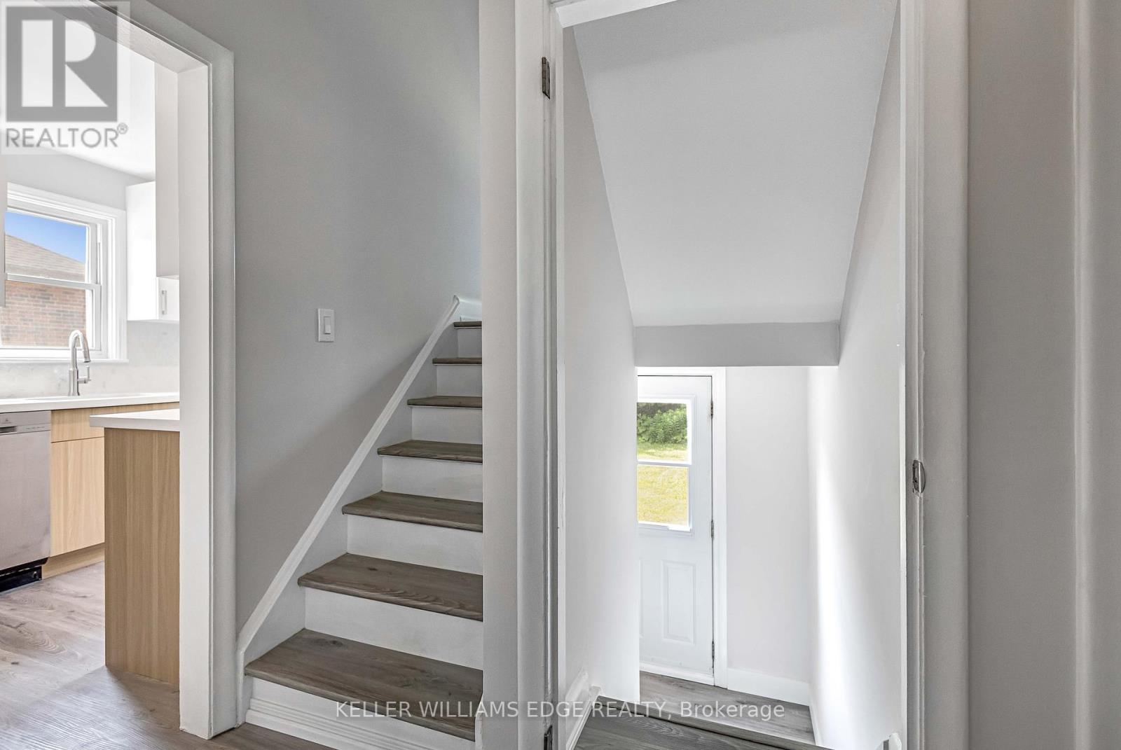 Upper Level - 44 West 4th Street, Hamilton, Ontario  L9C 3M4 - Photo 17 - X12455072