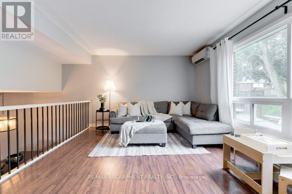 4 Trudy Court, Hamilton (Dundas), Ontario  L9H 5P7 - Photo 11 - X12455074