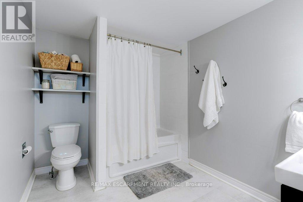 4 Trudy Court, Hamilton (Dundas), Ontario  L9H 5P7 - Photo 33 - X12455074