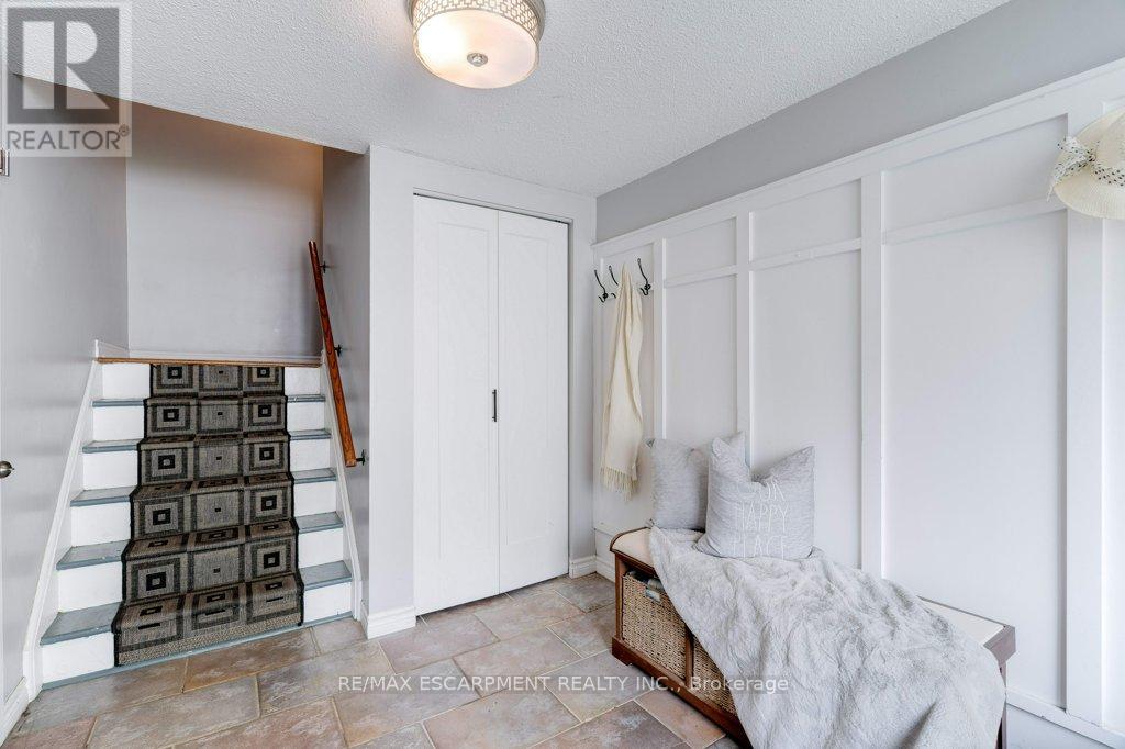 4 Trudy Court, Hamilton (Dundas), Ontario  L9H 5P7 - Photo 6 - X12455074