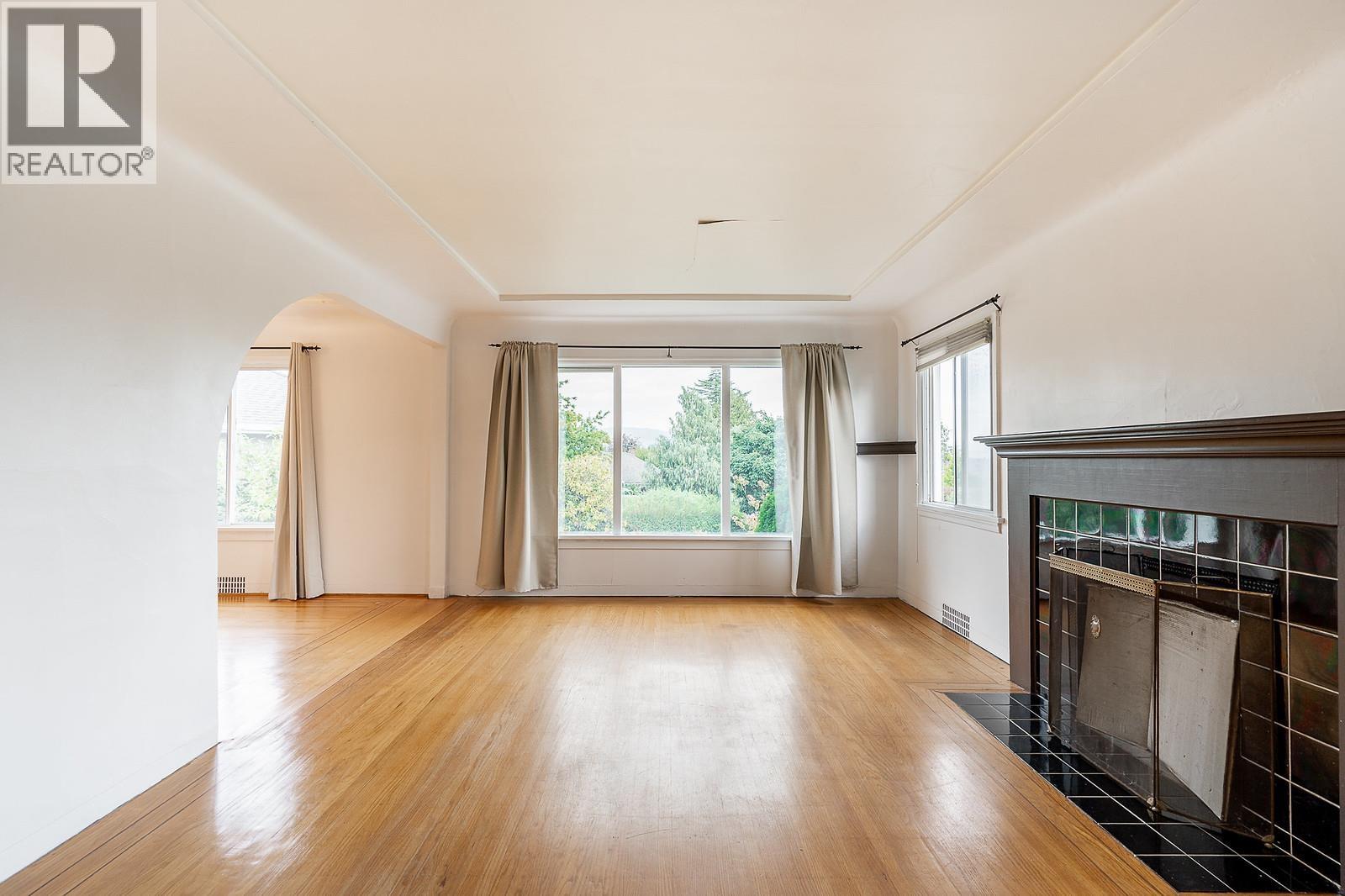 319 Churchill Avenue, New Westminster, British Columbia  V3L 4P4 - Photo 3 - R3057195