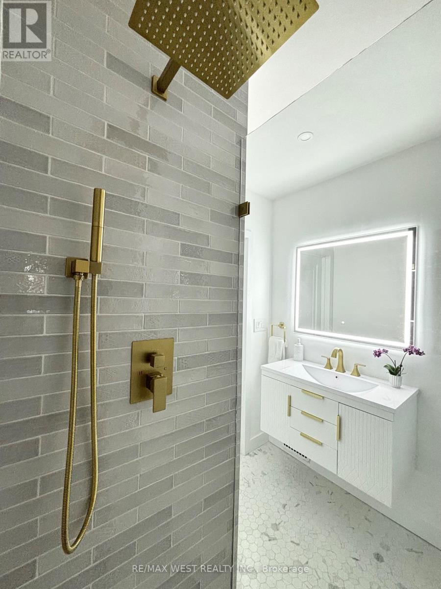 12 Brentwood Road S, Toronto, Ontario  M8Z 3N2 - Photo 9 - W12421362