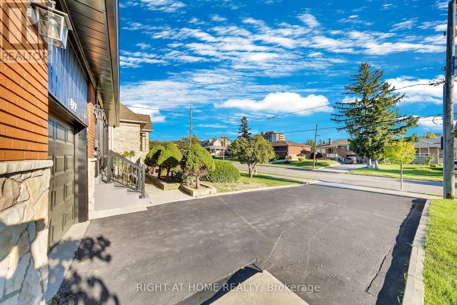 422 Maple Leaf Drive, Toronto, Ontario  M6L 1P7 - Photo 44 - W12455169