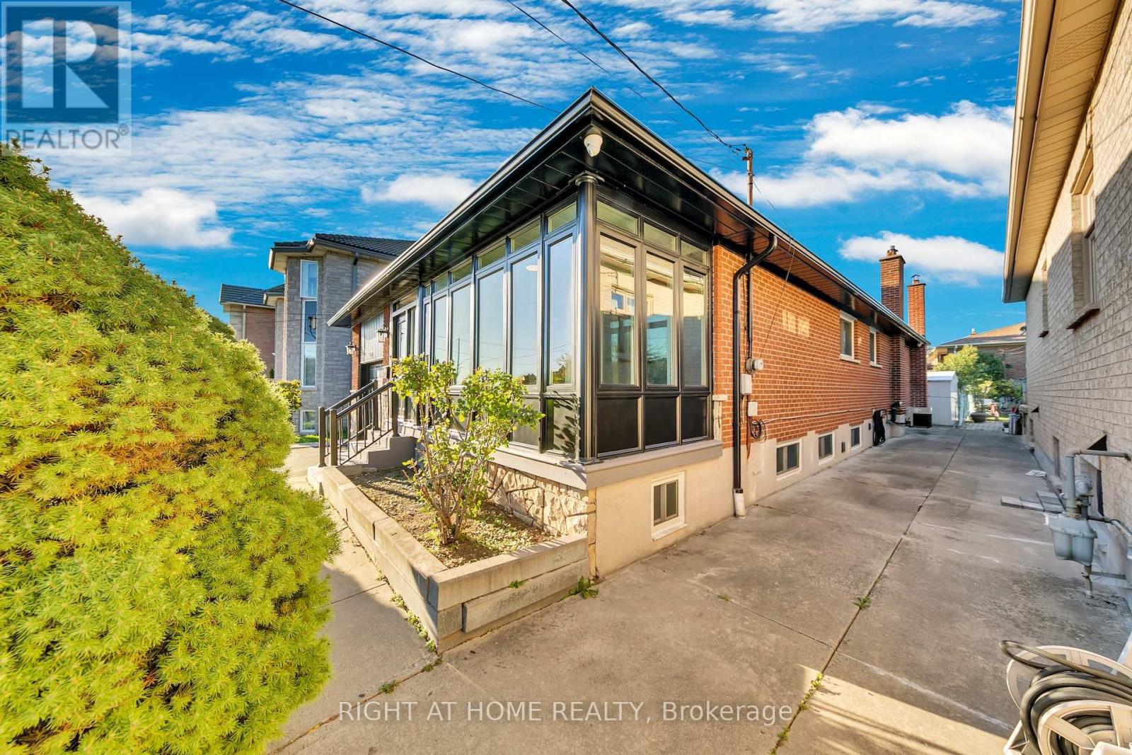 422 Maple Leaf Drive, Toronto, Ontario  M6L 1P7 - Photo 45 - W12455169
