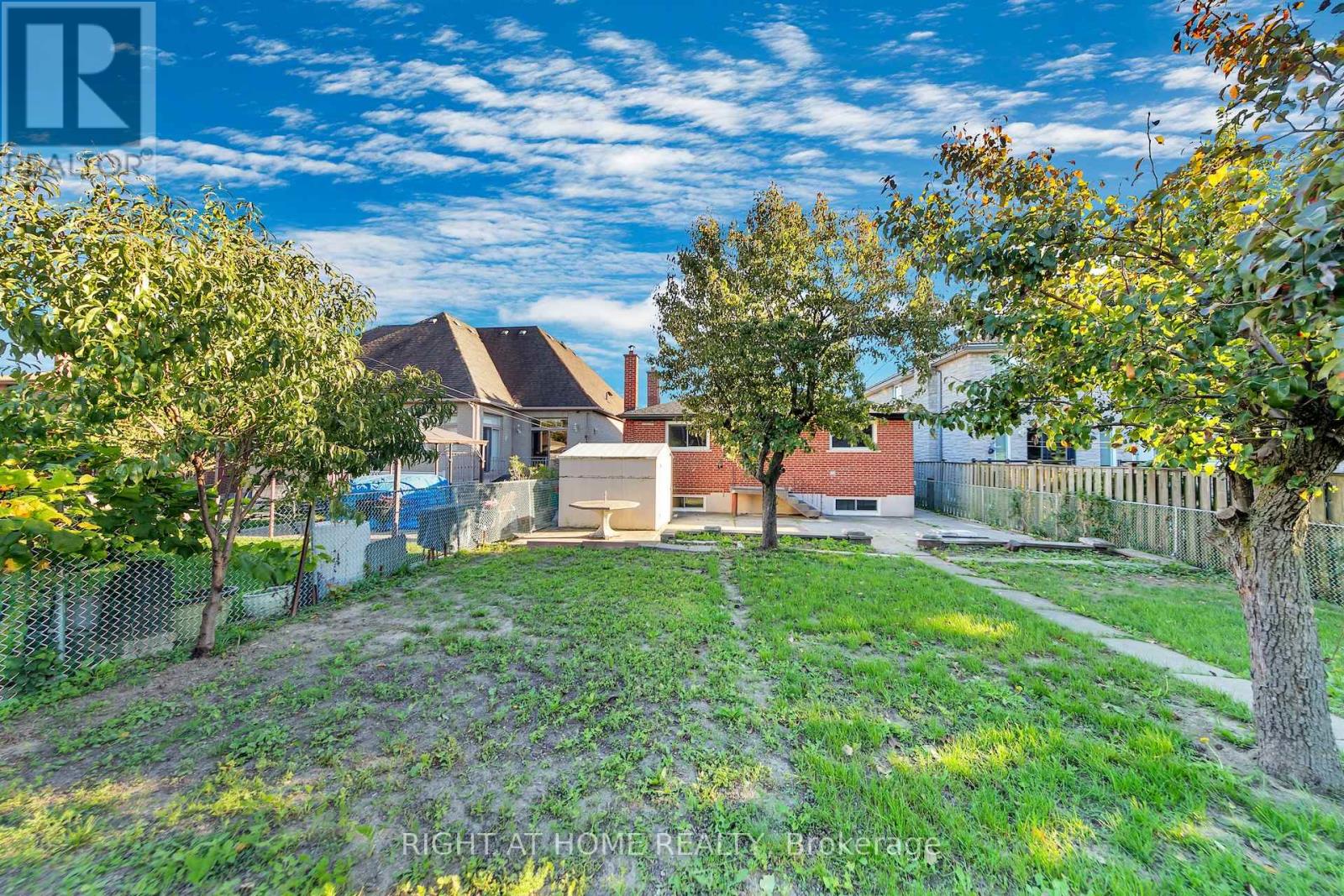 422 Maple Leaf Drive, Toronto, Ontario  M6L 1P7 - Photo 47 - W12455169