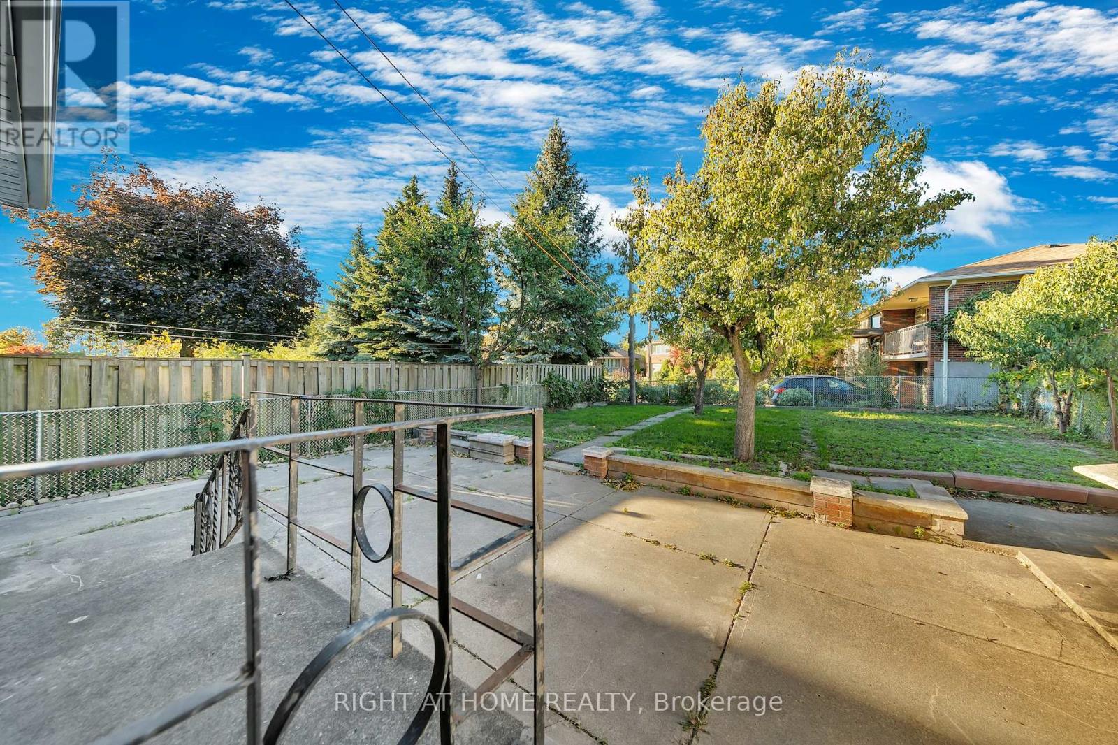 422 Maple Leaf Drive, Toronto, Ontario  M6L 1P7 - Photo 46 - W12455169