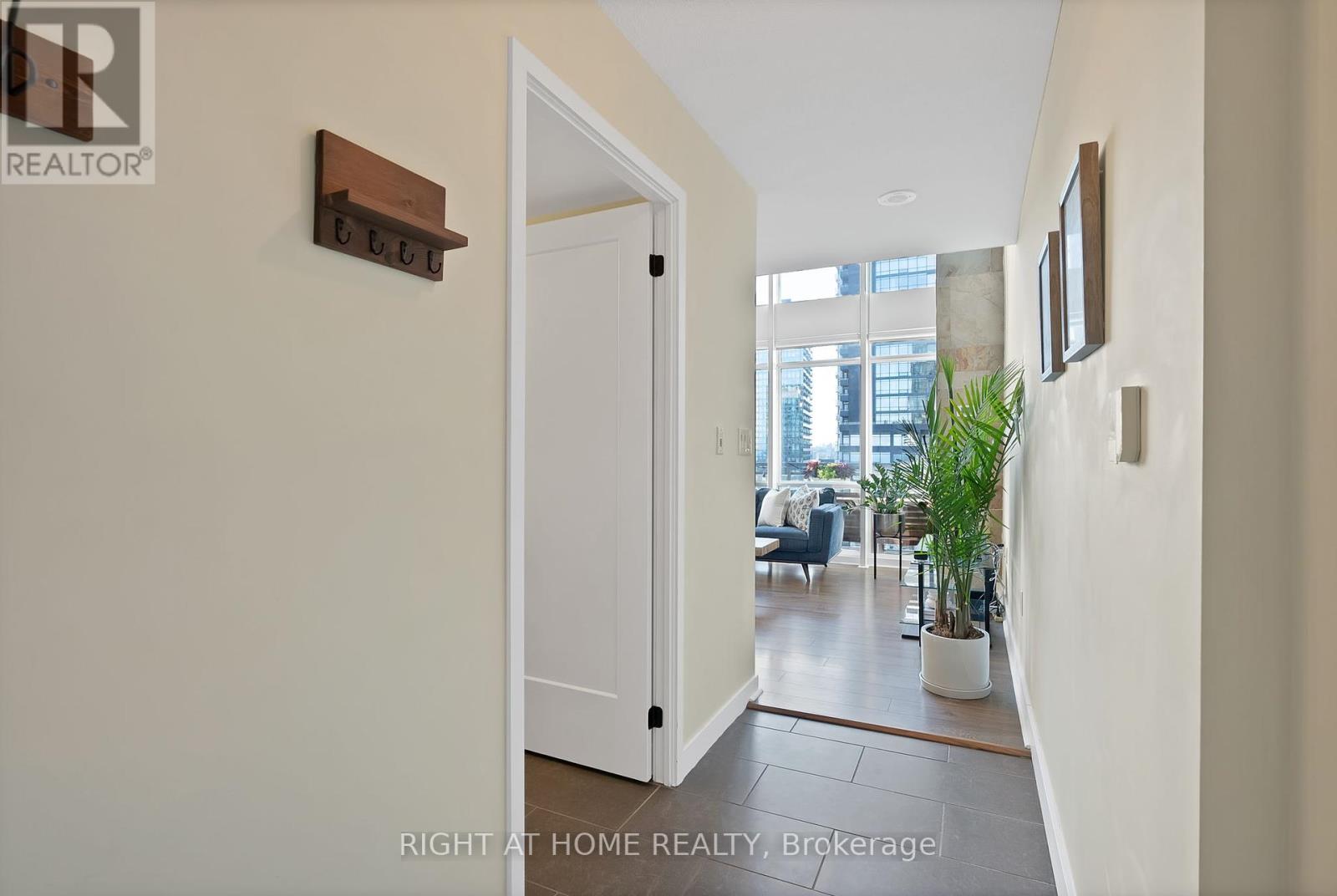 3205 - 15 Fort York Boulevard, Toronto (Waterfront Communities), Ontario  M5V 3Y4 - Photo 2 - C12455237
