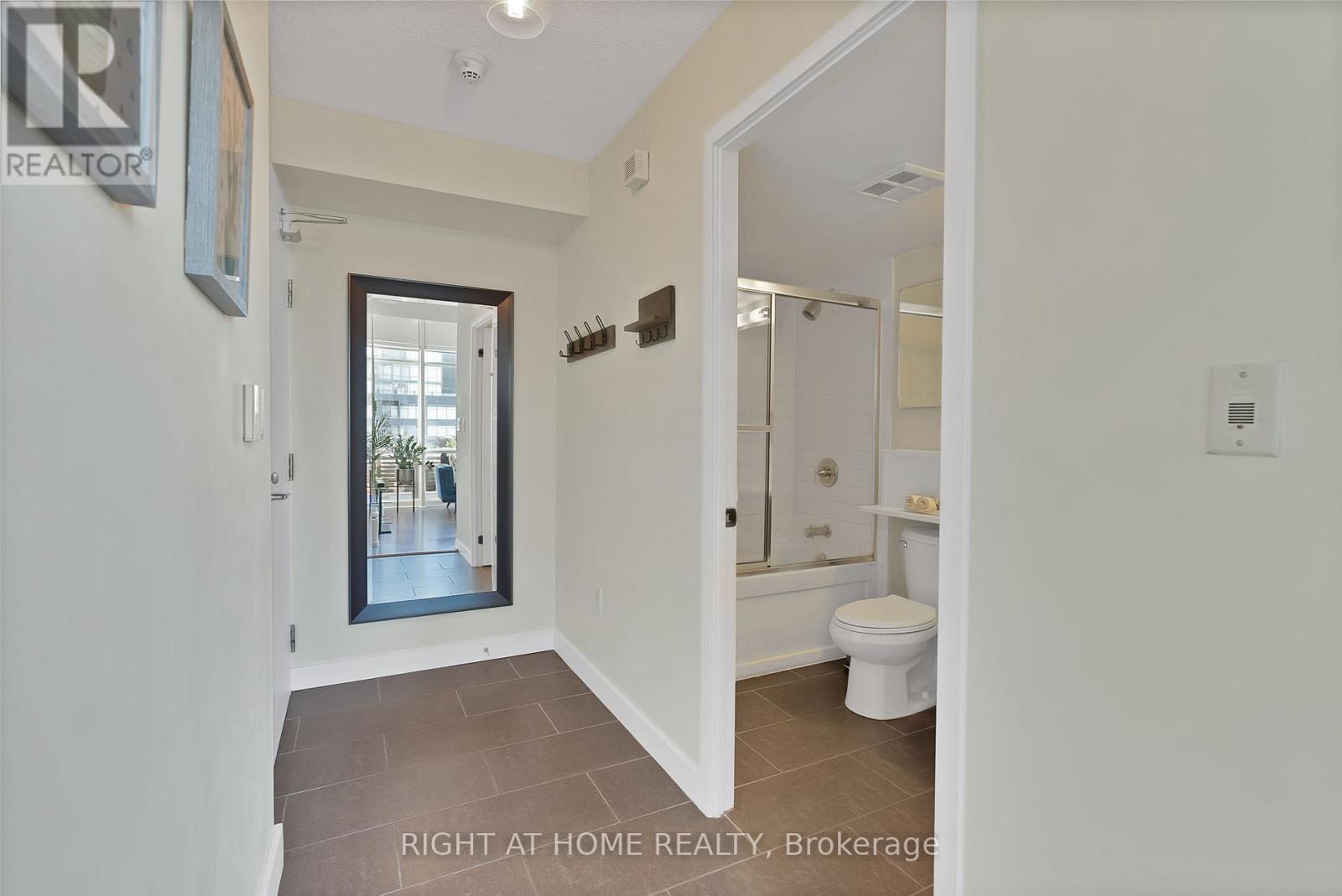 3205 - 15 Fort York Boulevard, Toronto (Waterfront Communities), Ontario  M5V 3Y4 - Photo 3 - C12455237