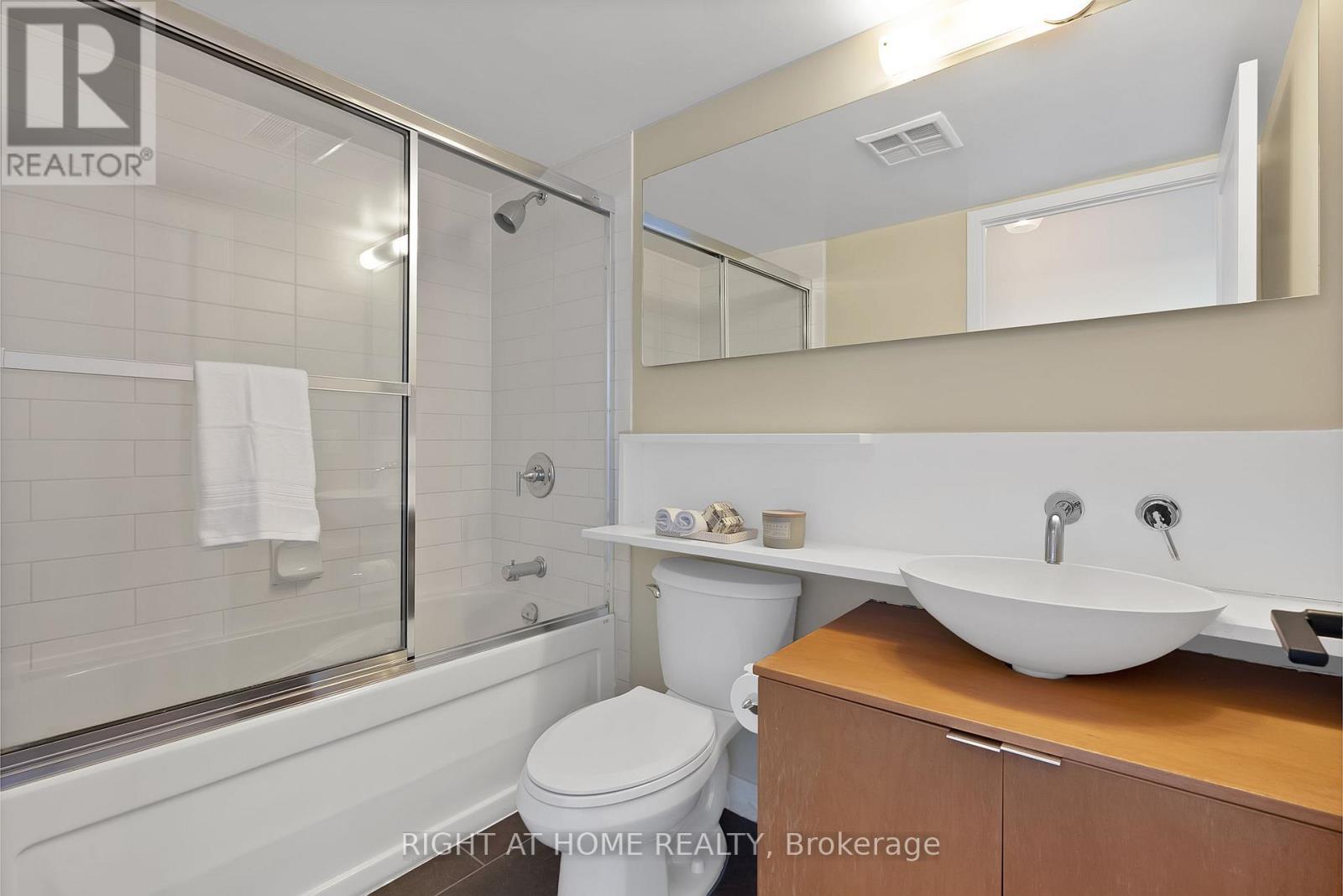 3205 - 15 Fort York Boulevard, Toronto (Waterfront Communities), Ontario  M5V 3Y4 - Photo 4 - C12455237