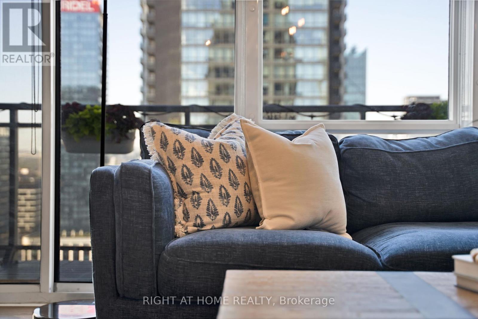 3205 - 15 Fort York Boulevard, Toronto (Waterfront Communities), Ontario  M5V 3Y4 - Photo 7 - C12455237
