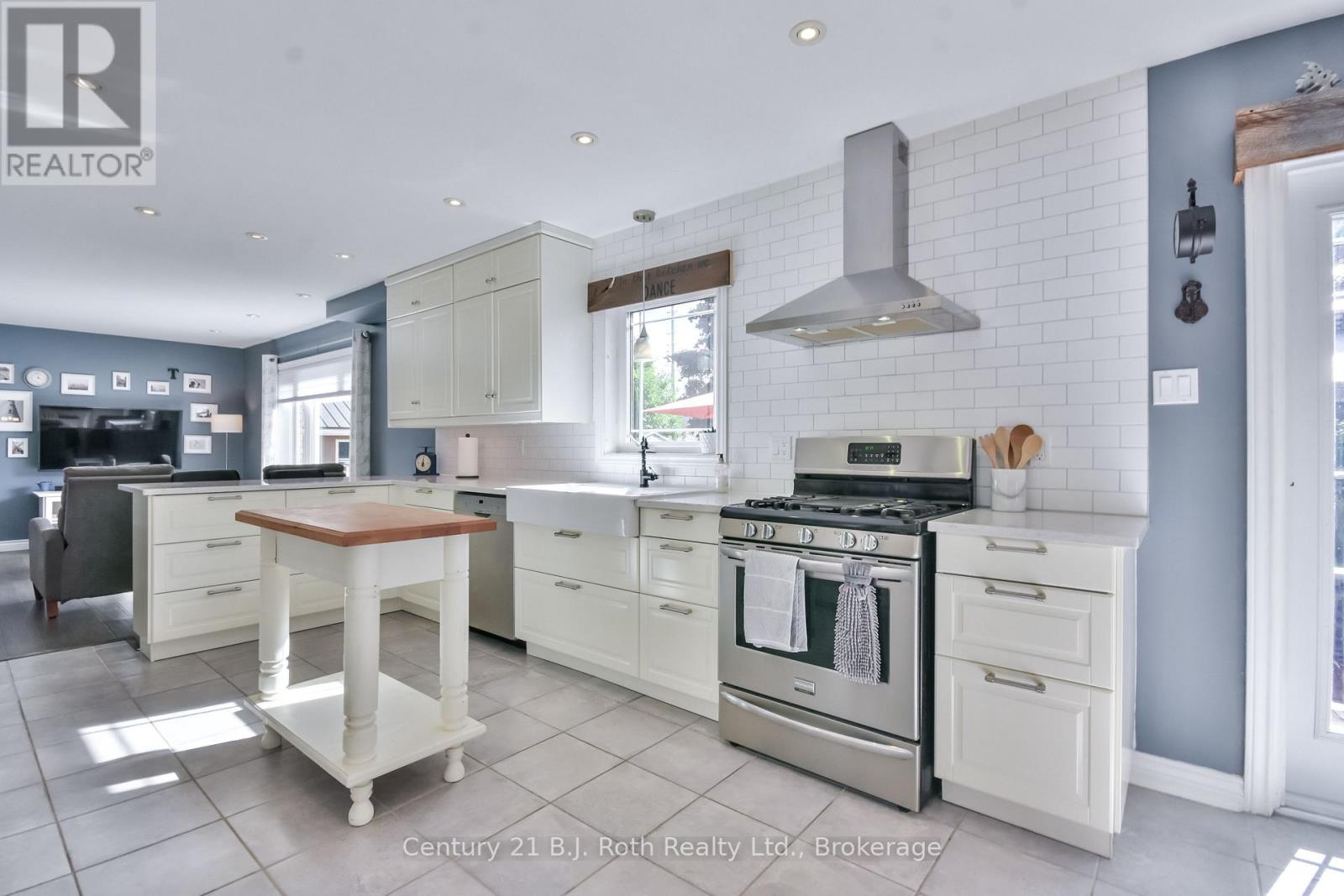 49 Sulky Drive, Penetanguishene, Ontario  L9M 1J4 - Photo 8 - S12455338