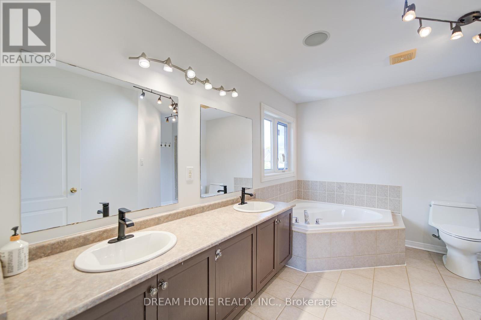 23 Viscount Way, East Gwillimbury, Ontario  L0G 1M0 - Photo 21 - N12455221