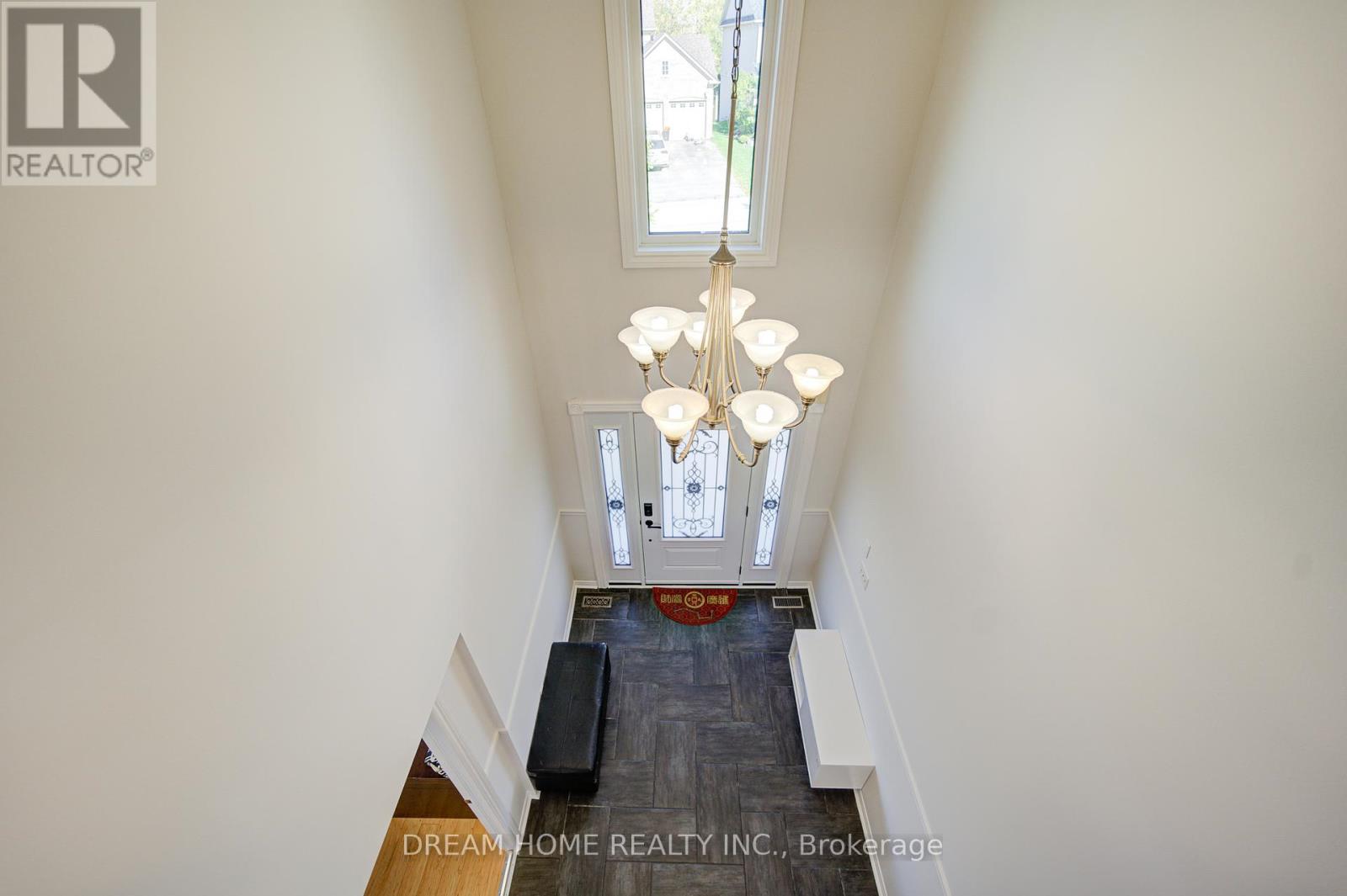 23 Viscount Way, East Gwillimbury, Ontario  L0G 1M0 - Photo 4 - N12455221