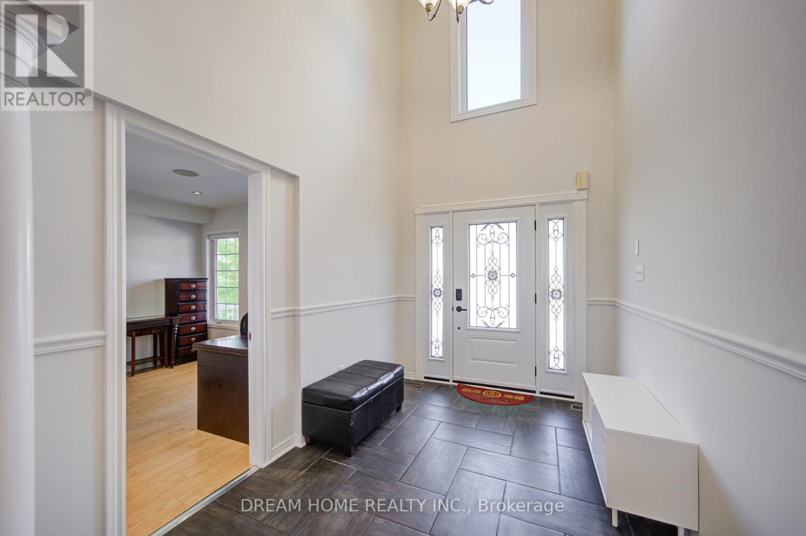 23 Viscount Way, East Gwillimbury, Ontario  L0G 1M0 - Photo 5 - N12455221