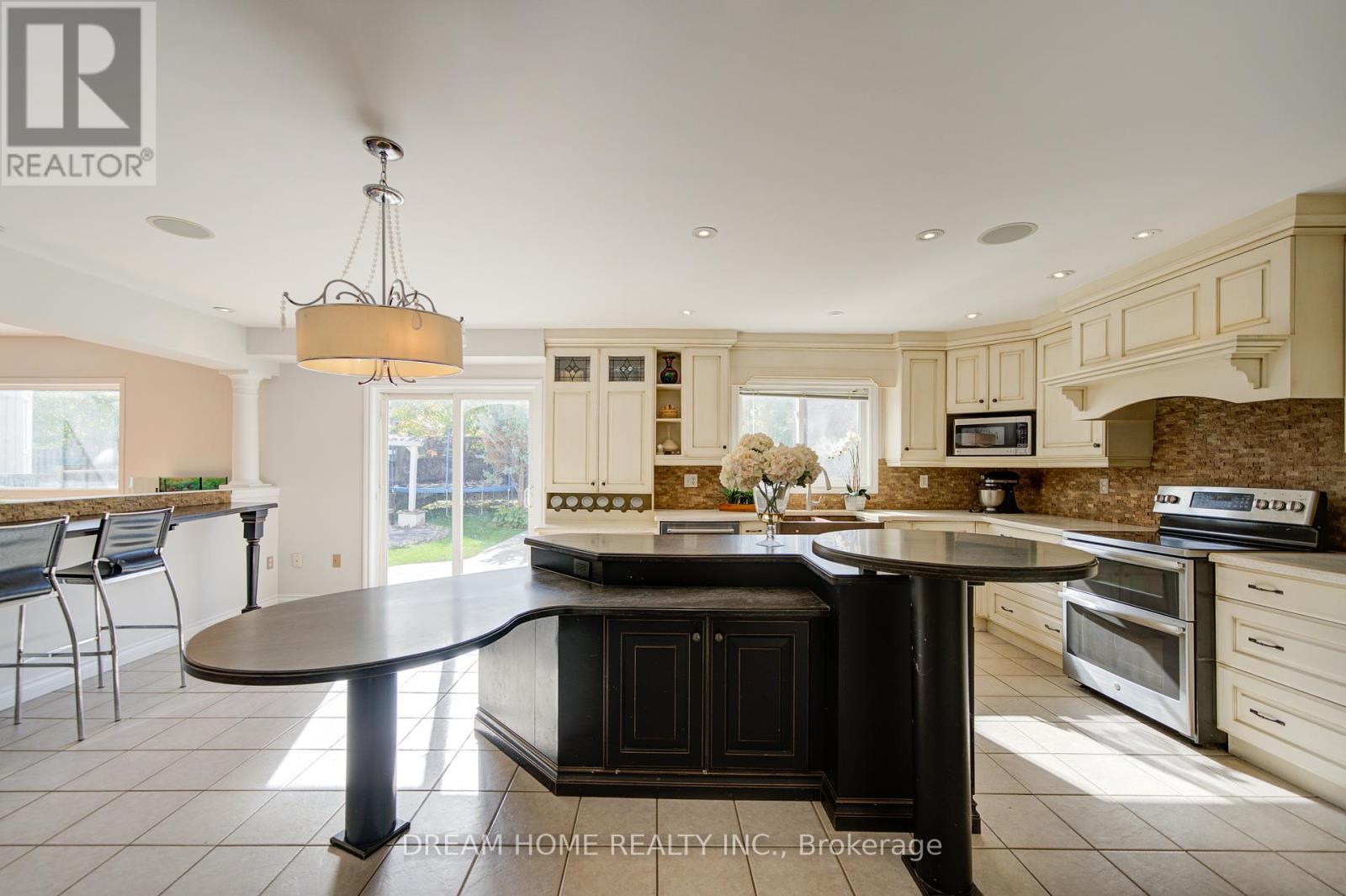 23 Viscount Way, East Gwillimbury, Ontario  L0G 1M0 - Photo 8 - N12455221
