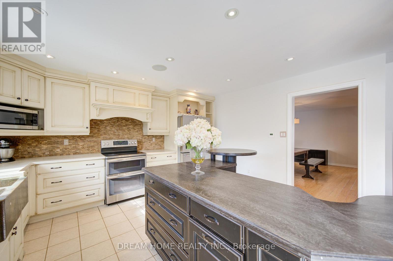 23 Viscount Way, East Gwillimbury, Ontario  L0G 1M0 - Photo 9 - N12455221