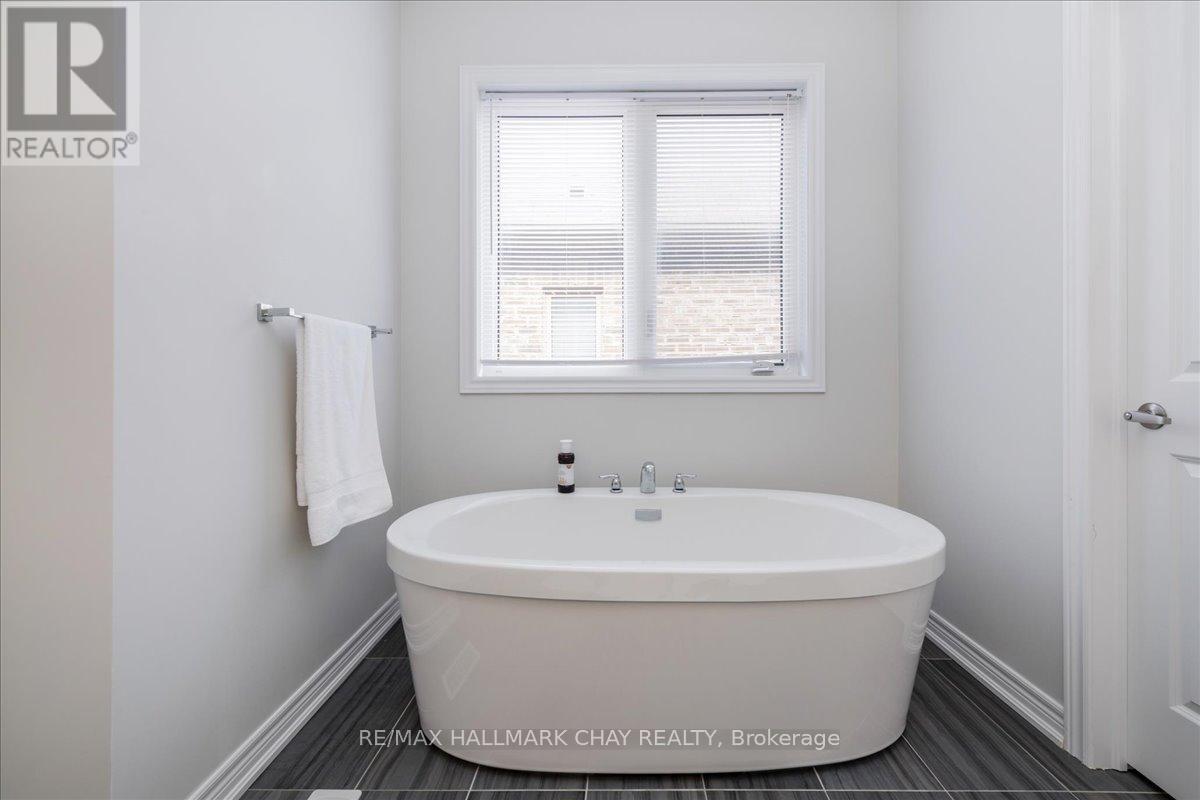 1433 Mcroberts Crescent, Innisfil, Ontario  L9S 4R7 - Photo 21 - N12455246