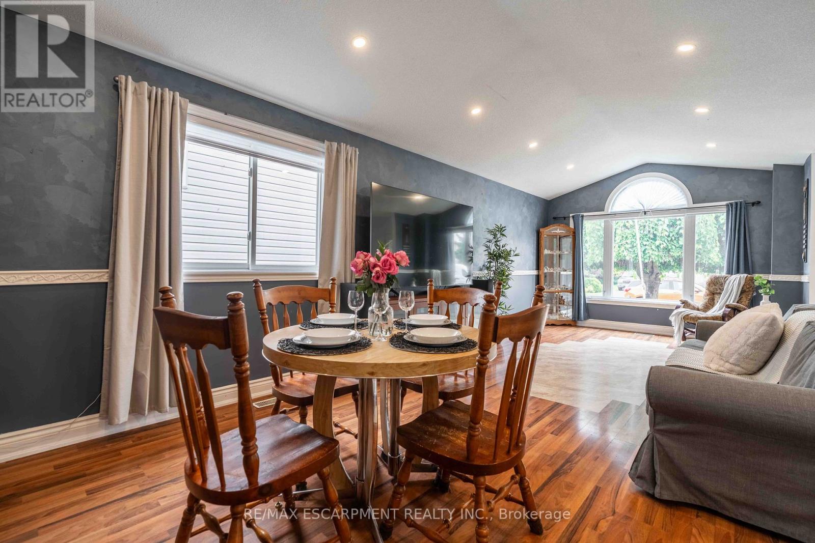 30 Glengary Crescent, Haldimand, Ontario  N3W 2L7 - Photo 16 - X12277288