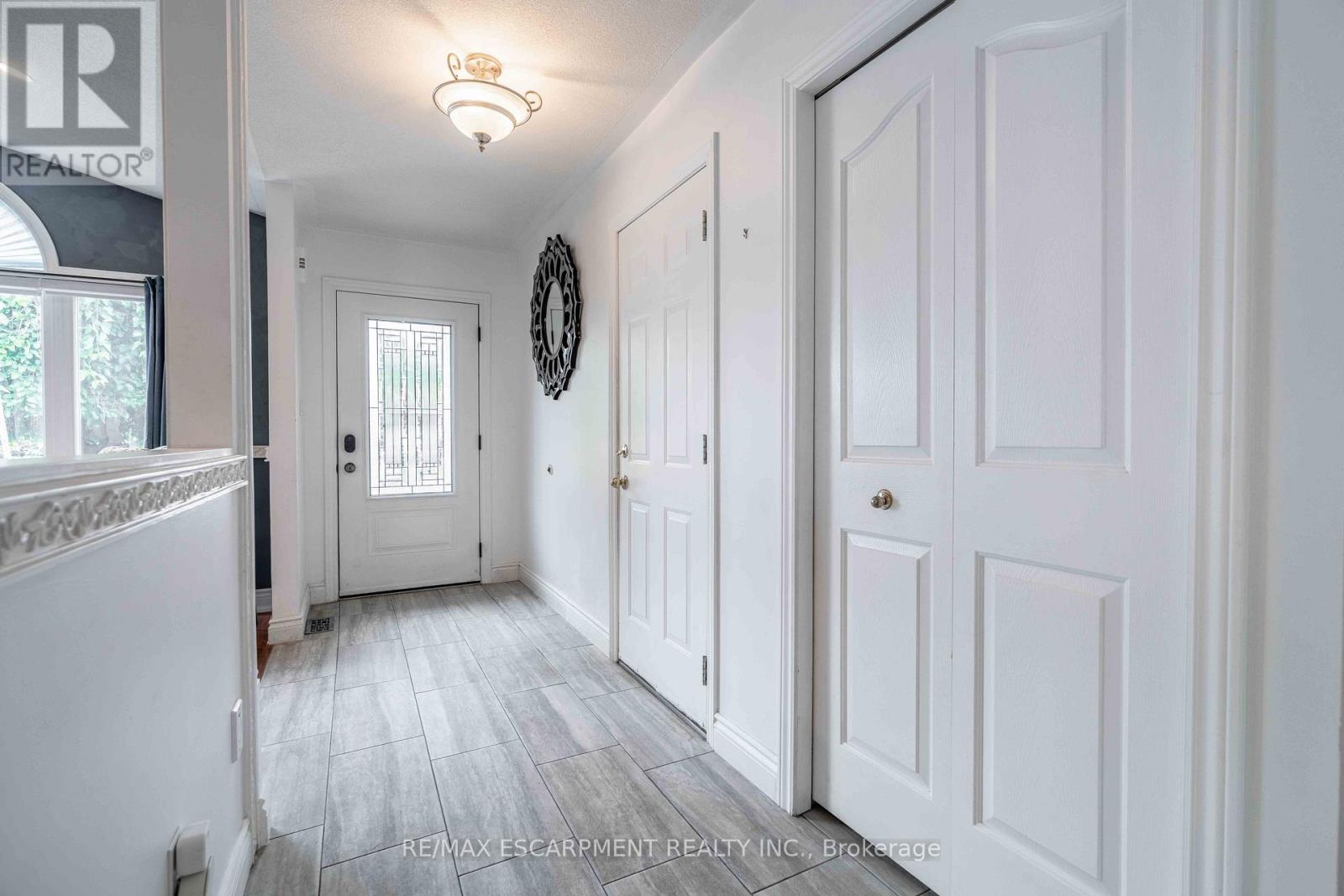 30 Glengary Crescent, Haldimand, Ontario  N3W 2L7 - Photo 8 - X12277288
